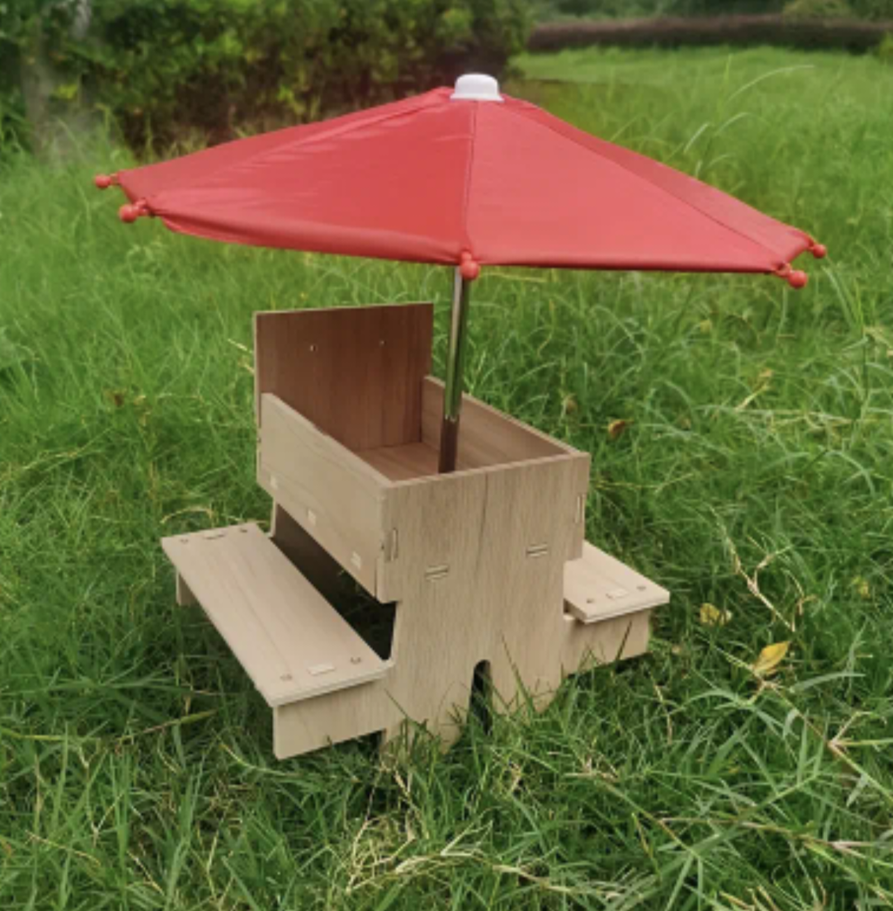 Squirrels PicNic Table Feeder with Umbrella